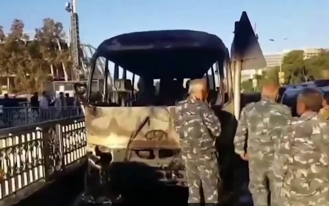 Syriske medier viste onsdag video av den utbrente militærbussen der 13 mennesker ble drept. Skjermdump: Telegram Syriske medier viste onsdag video av den utbrente militærbussen der 13 mennesker ble drept. Skjermdump: Telegram