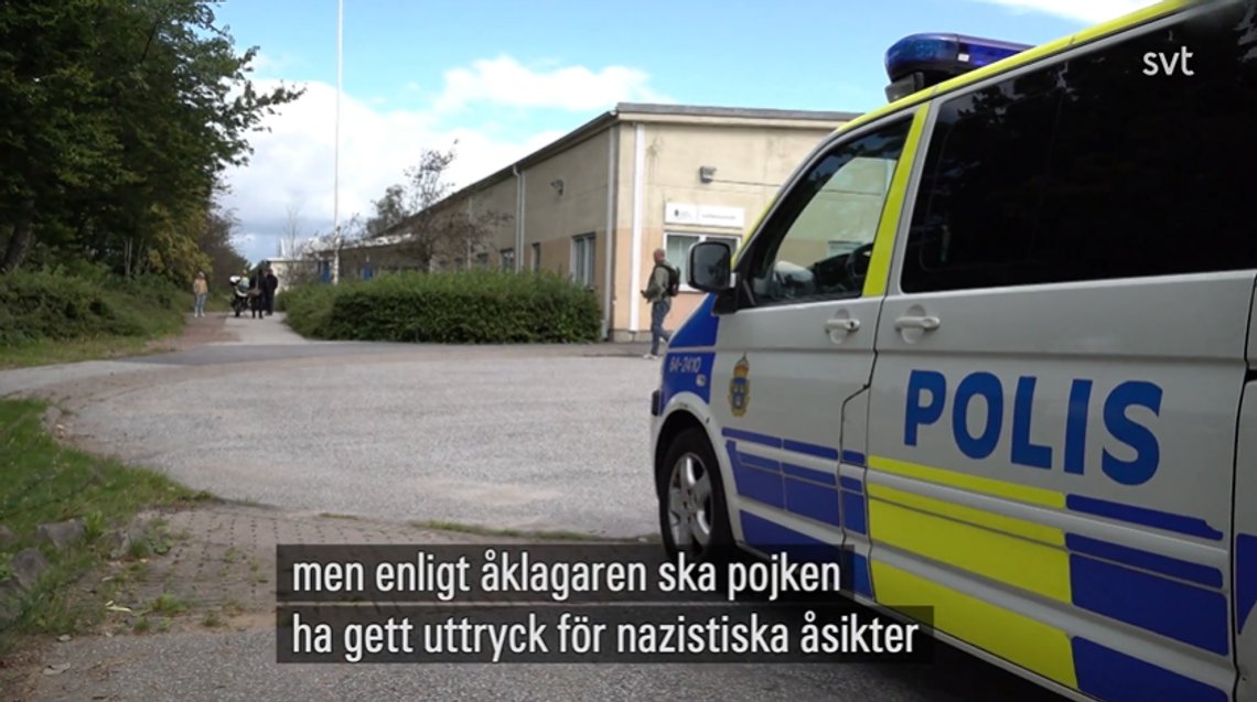 Aktor hevder at angrepet på læreren har rasistiske motiver, men den siktede eleven har innvandrerbakgrunn.
Foto: Skjermbilde SVT Skåne Aktor hevder at angrepet på læreren har rasistiske motiver, men den siktede eleven har innvandrerbakgrunn.
Foto: Skjermbilde SVT Skåne