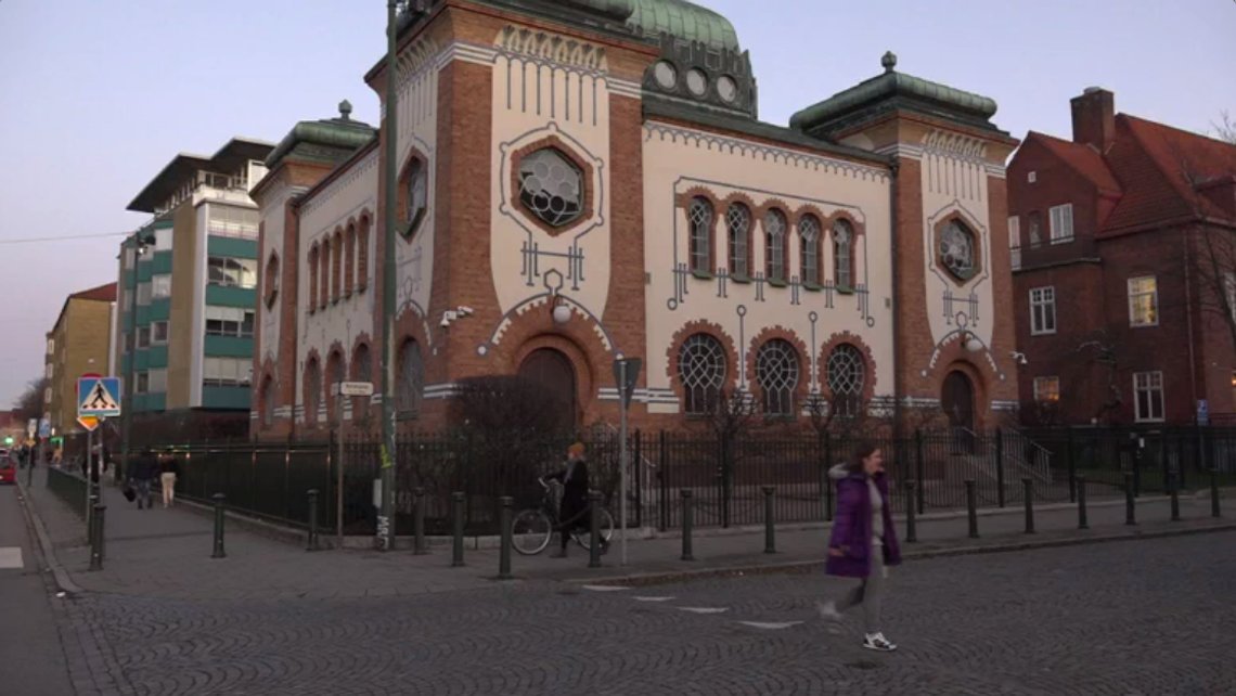 Synagogen i Malmö har blitt gjort til et fort på grunn av truslene. Foto: Skjermdump video TV4 Synagogen i Malmö har blitt gjort til et fort på grunn av truslene. Foto: Skjermdump video TV4