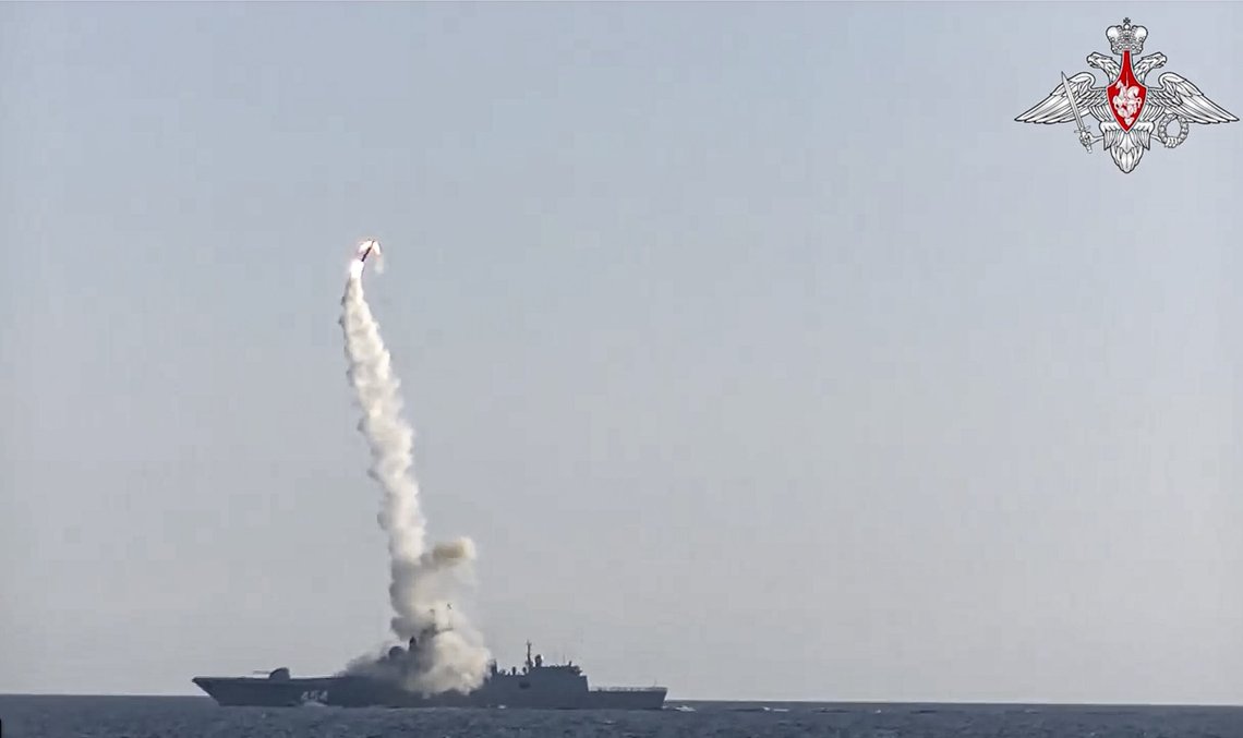 På denne skjermdumpen distribuert av Pressekontoret i Russlands forsvarsdepartement, sees en Zircon hypersonisk krysser-rakett i den skytes ut fra fregatten Admiral Gorshkov i Kvitsjøen, sør for Murmansk mandag 19. juli 2021. Foto: Russian Defense Ministry Press Service / AP / NTB På denne skjermdumpen distribuert av Pressekontoret i Russlands forsvarsdepartement, sees en Zircon hypersonisk krysser-rakett i den skytes ut fra fregatten Admiral Gorshkov i Kvitsjøen, sør for Murmansk mandag 19. juli 2021. Foto: Russian Defense Ministry Press Service / AP / NTB
