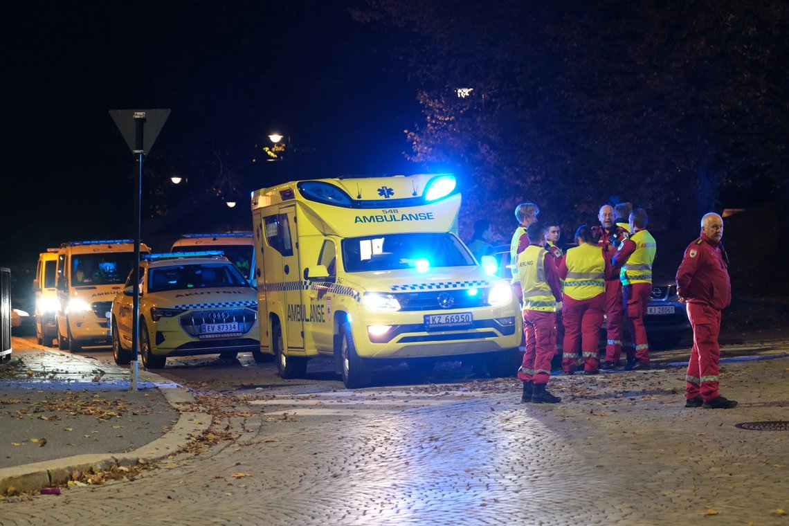 Kongsberg 20211013.
Flere ambulanser har rykket ut til Kongsberg sentrum etter en alvorlig hendelse.
Foto: Joakim Fjeldli / NTB Kongsberg 20211013.
Flere ambulanser har rykket ut til Kongsberg sentrum etter en alvorlig hendelse.
Foto: Joakim Fjeldli / NTB