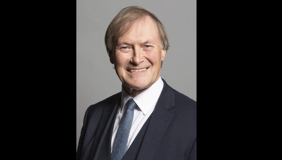 Davis Amess (69) har representert Det konservative partiet i Parlamentet siden 1997. Fredag ble han knivstukket og drept mens han befant seg i sin egen valgkrets. Foto: Chris McAndrew / UK Parliament via AP / NTB Davis Amess (69) har representert Det konservative partiet i Parlamentet siden 1997. Fredag ble han knivstukket og drept mens han befant seg i sin egen valgkrets. Foto: Chris McAndrew / UK Parliament via AP / NTB