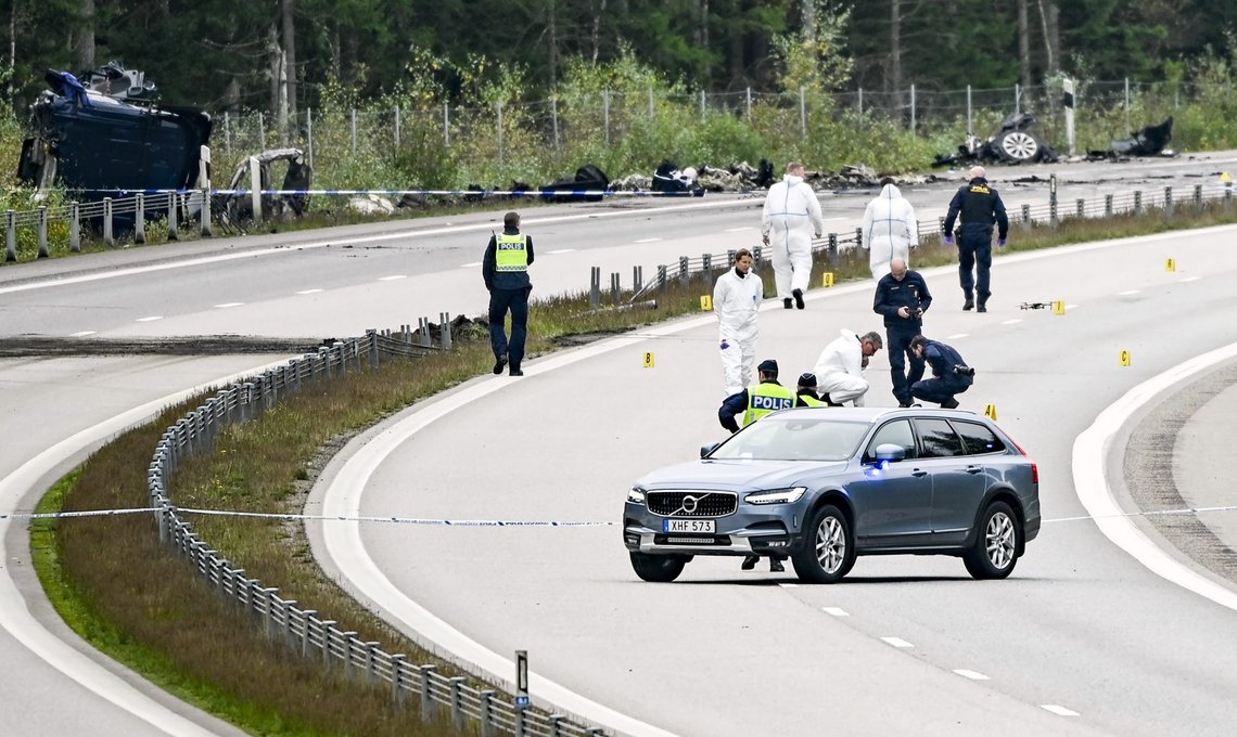 Her sees politiets teknikere ved åstedet for kollisjonen mellom en spesialbil fra sikkerhetspolitiet og en lastebil utenfor byen Markaryd i Sverige, mandag 2 oktober, 2021. Tre personer døde i ulykken som fant sted søndag ettermiddag. Foruten den kjente svenske kunstneren Lars Vilks, omkom to av politiets livvakter. Foto: Johan Nilsson / TT – AP / NTB Her sees politiets teknikere ved åstedet for kollisjonen mellom en spesialbil fra sikkerhetspolitiet og en lastebil utenfor byen Markaryd i Sverige, mandag 2 oktober, 2021. Tre personer døde i ulykken som fant sted søndag ettermiddag. Foruten den kjente svenske kunstneren Lars Vilks, omkom to av politiets livvakter. Foto: Johan Nilsson / TT – AP / NTB
