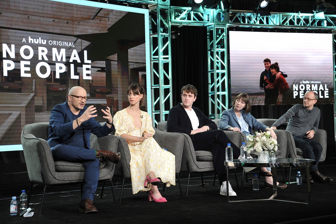 Lenny Abrahamson, Daisy Edgar-Jones, Paul Mescal, Sally Rooney og Ed Guiney promoterer serien Normal people basert på Rooneys bok med samme navn. Foto: Richard Shotwell / Invision / AP / NTB Lenny Abrahamson, Daisy Edgar-Jones, Paul Mescal, Sally Rooney og Ed Guiney promoterer serien Normal people basert på Rooneys bok med samme navn. Foto: Richard Shotwell / Invision / AP / NTB