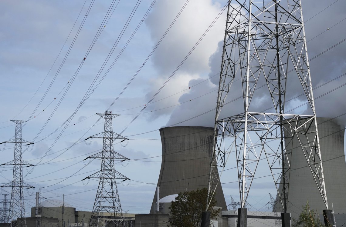 Den britiske regjeringen ønsker å fremskynde byggingen av flere nye atomkraftverk for å sikre energiforsyningen frem mot visjonen om nullutslipp innen 2050. Her et atomkraftverk i Doel i Belgia. Illustrasjonsfoto: Virginia Mayo / AP / NTB Den britiske regjeringen ønsker å fremskynde byggingen av flere nye atomkraftverk for å sikre energiforsyningen frem mot visjonen om nullutslipp innen 2050. Her et atomkraftverk i Doel i Belgia. Illustrasjonsfoto: Virginia Mayo / AP / NTB