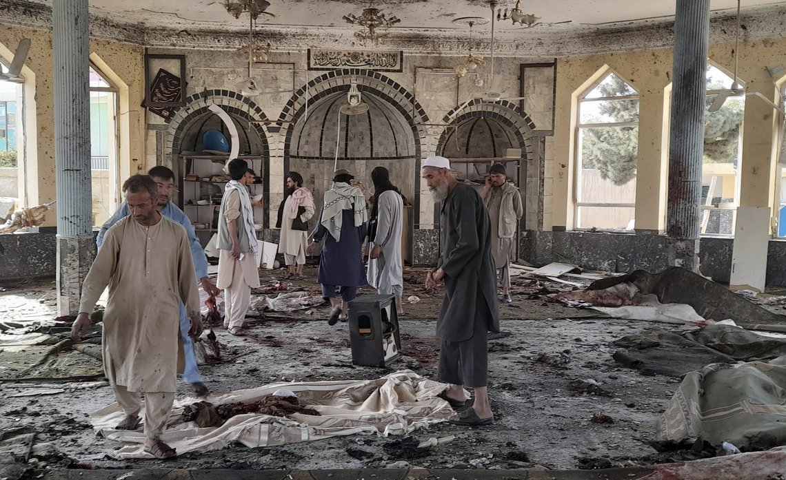 IS tok på seg ansvaret for terrorangrepet mot en sjiamuslimsk moské i Kunduz-provinsen tidligere i måneden (bildet) der 46 mennesker ble drept. Foto: Abdullah Sahil, AP / NTB. IS tok på seg ansvaret for terrorangrepet mot en sjiamuslimsk moské i Kunduz-provinsen tidligere i måneden (bildet) der 46 mennesker ble drept. Foto: Abdullah Sahil, AP / NTB.