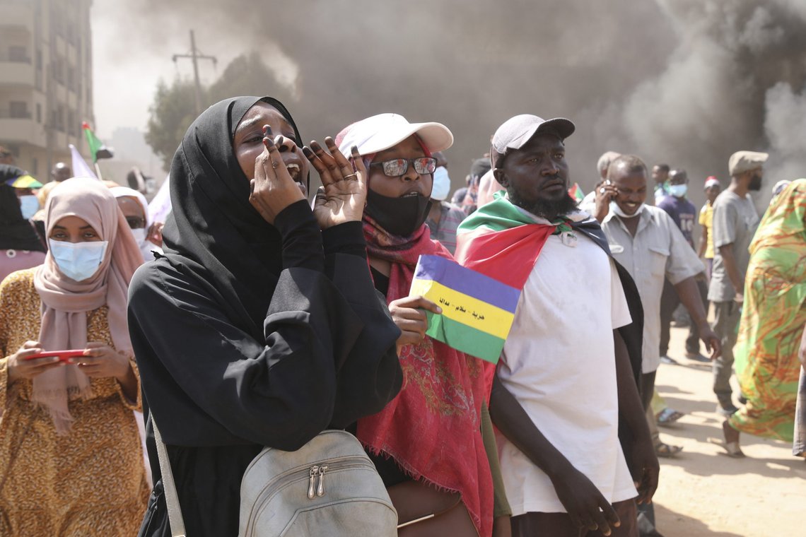 Demonstranter i hovedstaden Khartoum for å kreve regjeringens overgang til sivilt styre, torsdag 21. oktober 2021. Forholdet mellom de militære og sivile, prodemokratiske grupper har blitt forverret de siste ukene. Mandag morgen rapporteres det at flere ministre i regjeringen har blitt tatt til fange, og at et væpnet kupp er under utfoldelse. Foto: Marwan Ali / AP / NTB Demonstranter i hovedstaden Khartoum for å kreve regjeringens overgang til sivilt styre, torsdag 21. oktober 2021. Forholdet mellom de militære og sivile, prodemokratiske grupper har blitt forverret de siste ukene. Mandag morgen rapporteres det at flere ministre i regjeringen har blitt tatt til fange, og at et væpnet kupp er under utfoldelse. Foto: Marwan Ali / AP / NTB