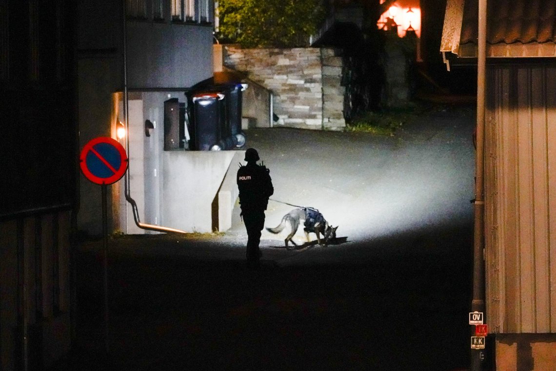 Kongsberg 20211013.
Politiet gjør undersøker i Kongsberg sentrum etter en alvorlig hendelse. En person er pågrepet etter at fem personer er drept og flere er skadd på Kongsberg onsdag kveld. Blandt de skadde er en av dem en politimann som ikke var på jobb.
Foto: Håkon Mosvold Larsen / NTB Kongsberg 20211013.
Politiet gjør undersøker i Kongsberg sentrum etter en alvorlig hendelse. En person er pågrepet etter at fem personer er drept og flere er skadd på Kongsberg onsdag kveld. Blandt de skadde er en av dem en politimann som ikke var på jobb.
Foto: Håkon Mosvold Larsen / NTB