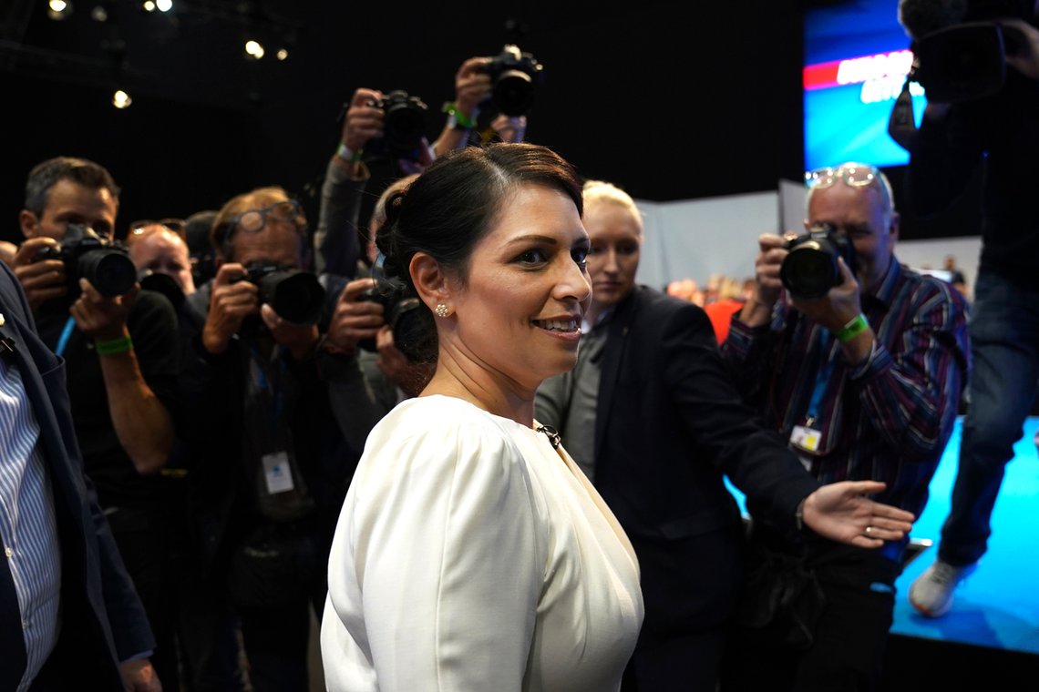 Innenriksminister Priti Patel etter talen hun holdt for Det konservative partiet, hvor hun annonserte en utredning av forholdene rundt drapet på Sarah Everard. Foto: AP /Jon Super /NTB Innenriksminister Priti Patel etter talen hun holdt for Det konservative partiet, hvor hun annonserte en utredning av forholdene rundt drapet på Sarah Everard. Foto: AP /Jon Super /NTB