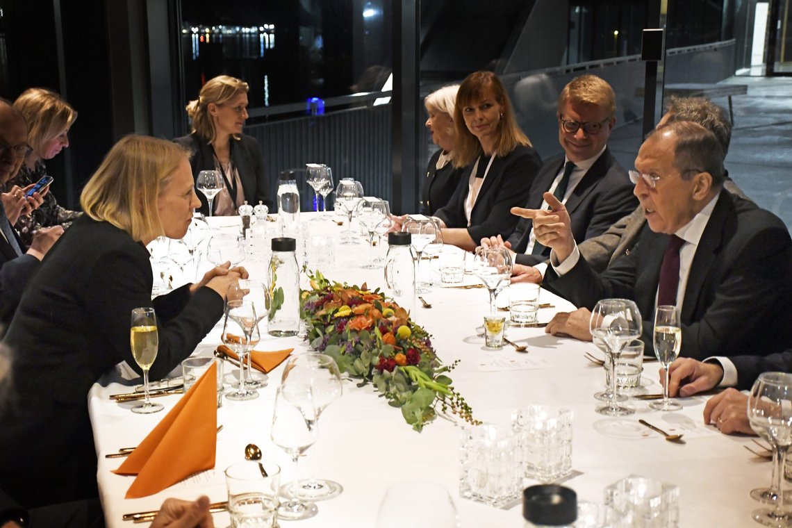 Utenriksminister Anniken Huitfeldt (Ap) fortsatte diskusjonen med sin russiske motpart Sergej Lavrov over bordet på restauranten Du Verden i Tromsø mandag kveld. Foto: Rune Stoltz Bertinussen / NTB Utenriksminister Anniken Huitfeldt (Ap) fortsatte diskusjonen med sin russiske motpart Sergej Lavrov over bordet på restauranten Du Verden i Tromsø mandag kveld. Foto: Rune Stoltz Bertinussen / NTB