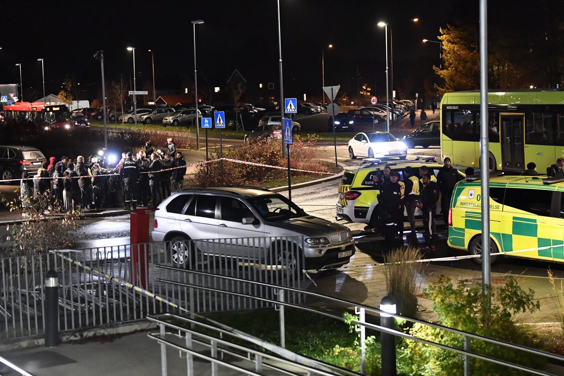 Oslo 20211025.
Politiet rykket mandag kveld ut til Stovner senter der en person er skutt.
Foto: Naina Helén Jåma / NTB Oslo 20211025.
Politiet rykket mandag kveld ut til Stovner senter der en person er skutt.
Foto: Naina Helén Jåma / NTB