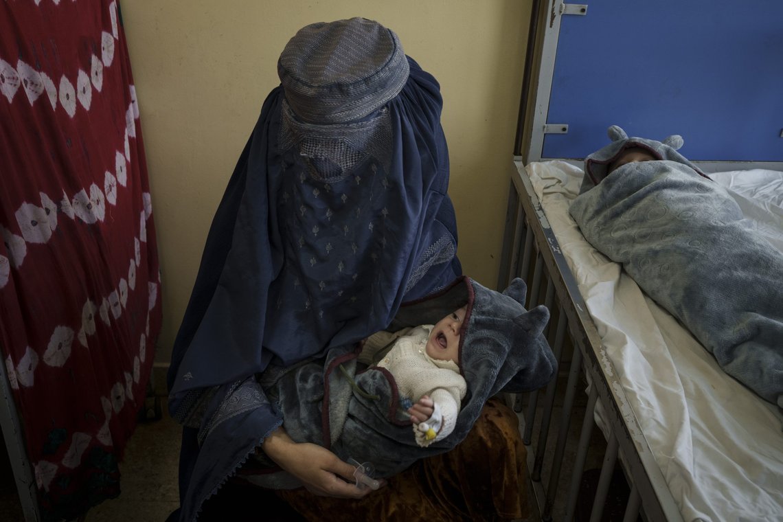 En afghansk kvinne holder en av sine to babyer som er så heldige at de får behandling for underernæring i Kabul. Ute i distriktene, og blant de mest fattige, er det få muligheter til å få hjelp. Nøden driver mange familier til å selge døtrene sine – selv babyer – til framtidige ektemenn. Foto: AP /Felipe Dana /NTB En afghansk kvinne holder en av sine to babyer som er så heldige at de får behandling for underernæring i Kabul. Ute i distriktene, og blant de mest fattige, er det få muligheter til å få hjelp. Nøden driver mange familier til å selge døtrene sine – selv babyer – til framtidige ektemenn. Foto: AP /Felipe Dana /NTB