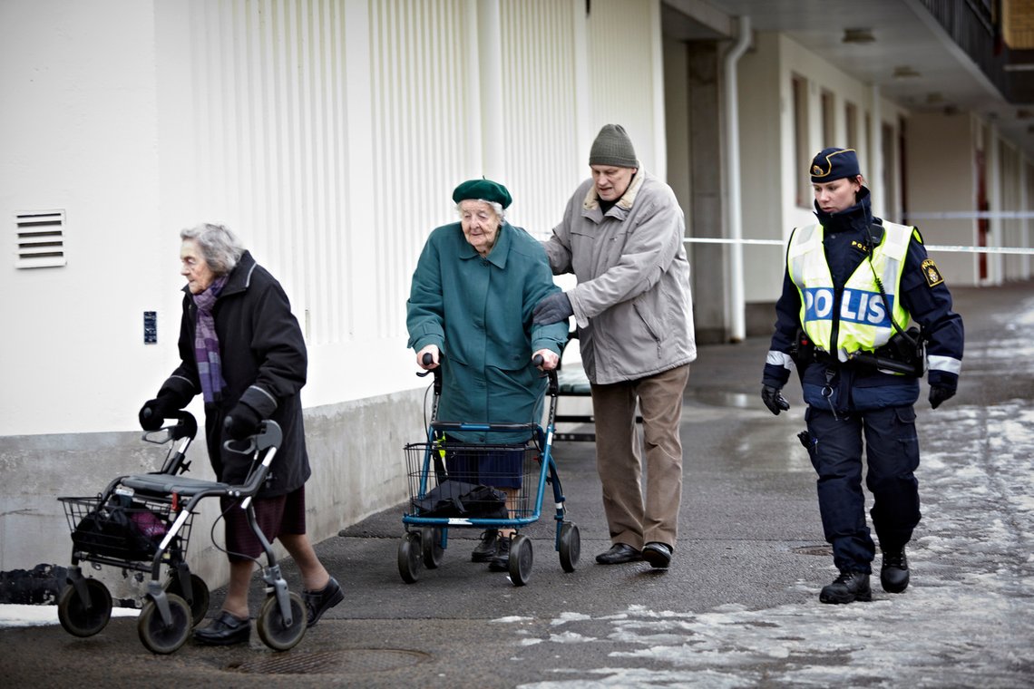 ALVESTA, SVERIGE 20120218.
Hva som mistenkes å være en bombe er plassert oppe på lokket av en postkasse utenfor politihuset i Alvesta. Politiets bombegruppe fra Malmø er underveis for å gjøre sine undersøkelser. Politiet har evakuert de som bor i nærheten, blant andre beboerne i et eldrehjem som ligger i samme bygg som politihuset.
Foto: Hans Runesson / SCANPIX ALVESTA, SVERIGE 20120218.
Hva som mistenkes å være en bombe er plassert oppe på lokket av en postkasse utenfor politihuset i Alvesta. Politiets bombegruppe fra Malmø er underveis for å gjøre sine undersøkelser. Politiet har evakuert de som bor i nærheten, blant andre beboerne i et eldrehjem som ligger i samme bygg som politihuset.
Foto: Hans Runesson / SCANPIX