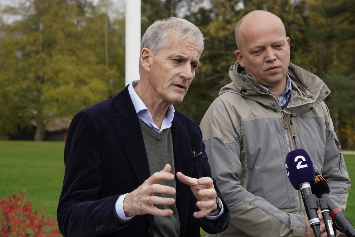 Ap-leder Jonas Gahr Støre (t.v.) og Sp-leder Trygve Slagsvold Vedum på en pressekonferanse ved Hurdalsjøen Hotell mandag ettermiddag. Foto: Terje Bendiksby / NTB Ap-leder Jonas Gahr Støre (t.v.) og Sp-leder Trygve Slagsvold Vedum på en pressekonferanse ved Hurdalsjøen Hotell mandag ettermiddag. Foto: Terje Bendiksby / NTB