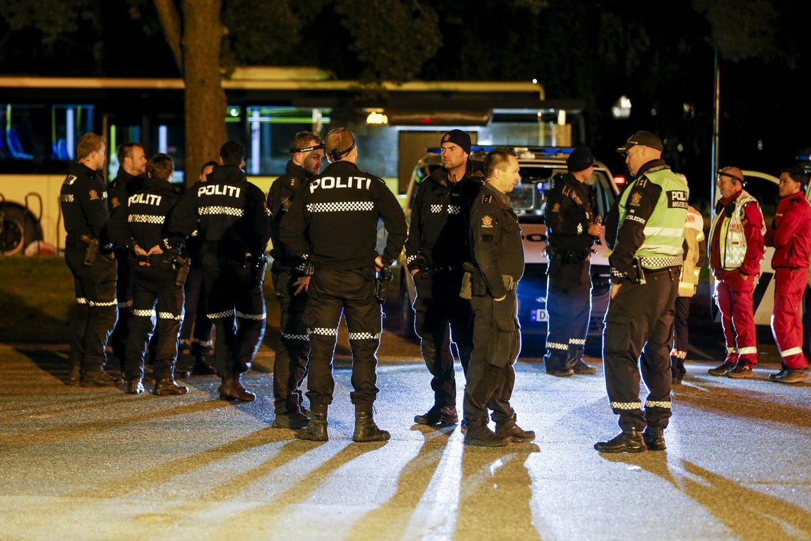 Politiet lette med store ressurser etter en gjerningsperson etter at en mann sa at han var blitt knivstukket i et skogområde i Skien. Foto: Trond R. Teigen / NTB Politiet lette med store ressurser etter en gjerningsperson etter at en mann sa at han var blitt knivstukket i et skogområde i Skien. Foto: Trond R. Teigen / NTB
