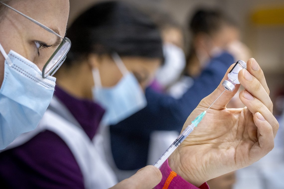 Hittil har 77.386 personer i Norge fått en tredje dose med koronavaksine. Illustrasjonsfoto: Heiko Junge / NTB Hittil har 77.386 personer i Norge fått en tredje dose med koronavaksine. Illustrasjonsfoto: Heiko Junge / NTB