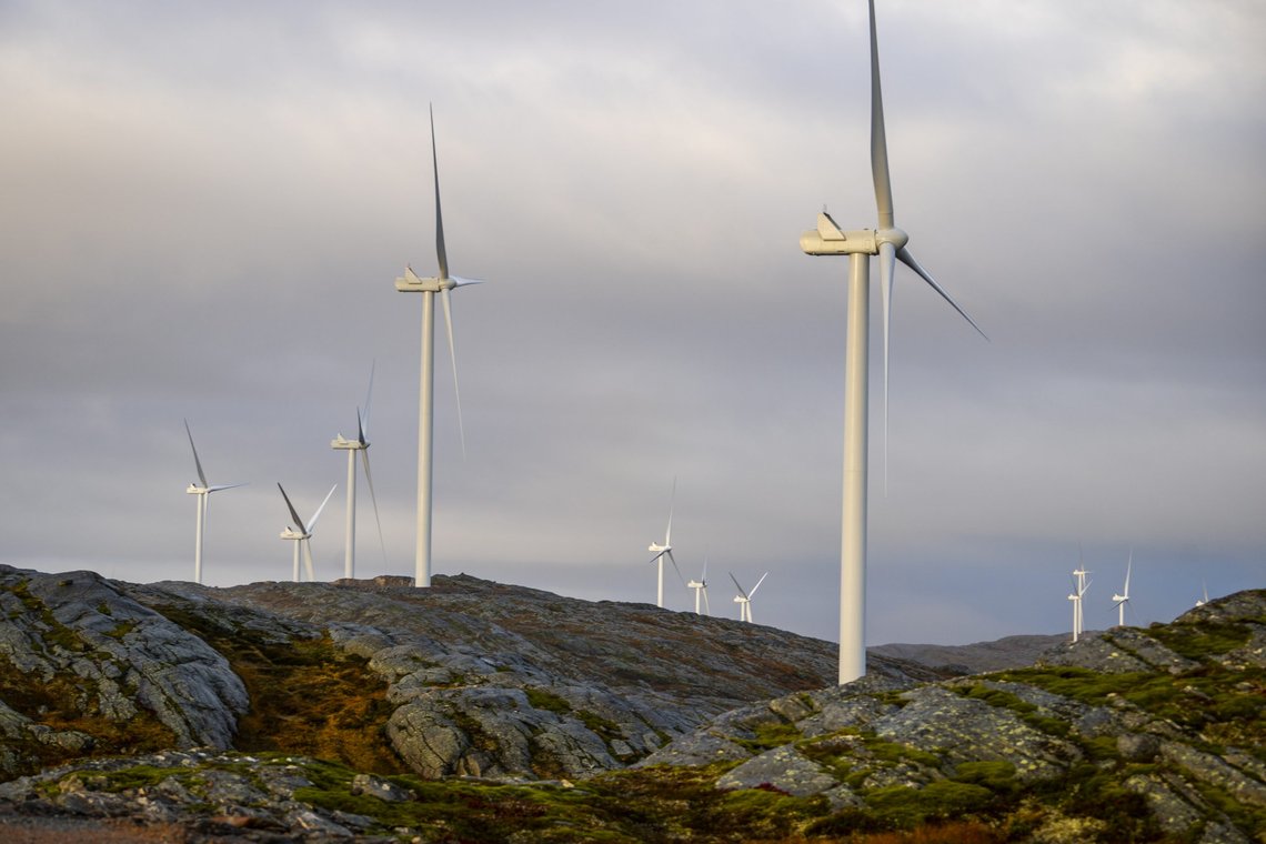 Skattedirektoratet ønsker å innføre en ny avgift for landbasert vindkraft. Statistisk sentralbyrå er i en høringsuttalelse kritisk til at direktoratet ikke har vurdert vindkraftutbyggingens negative innvirkning på miljøet, og ønsker å sette en prislapp på miljøødeleggelser. Illustrasjonsfoto: Heiko Junge / NTB Skattedirektoratet ønsker å innføre en ny avgift for landbasert vindkraft. Statistisk sentralbyrå er i en høringsuttalelse kritisk til at direktoratet ikke har vurdert vindkraftutbyggingens negative innvirkning på miljøet, og ønsker å sette en prislapp på miljøødeleggelser. Illustrasjonsfoto: Heiko Junge / NTB