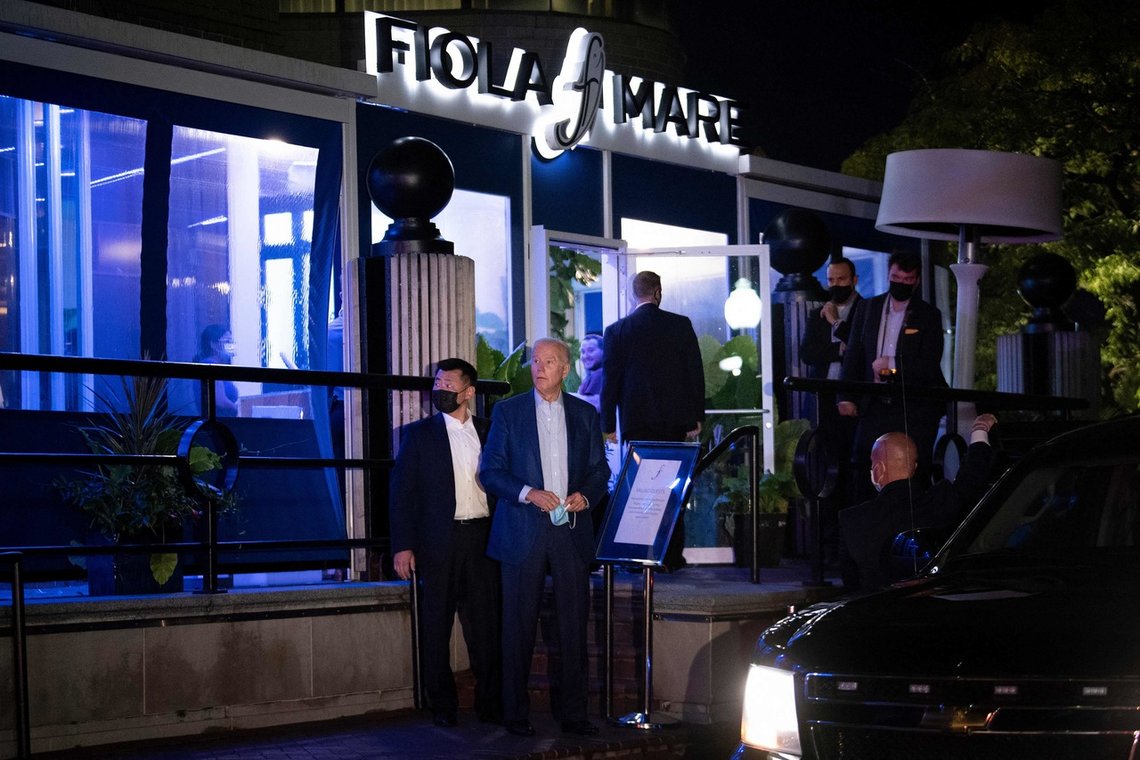 USAs president Joe Biden forlater en italiensk restaurant uten munnbind. Han og kona Jill gidder ikke følge myndighetenes vaksinekrav. Reaksjonene lot ikke vente på seg. Foto: Brendan Smialowski / AFP / NTB USAs president Joe Biden forlater en italiensk restaurant uten munnbind. Han og kona Jill gidder ikke følge myndighetenes vaksinekrav. Reaksjonene lot ikke vente på seg. Foto: Brendan Smialowski / AFP / NTB