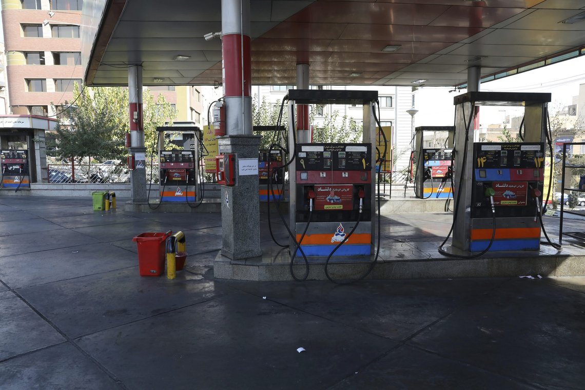 Iranere kjøper drivstoff på bensinstasjonene med et kort utstedt fra staten. Tirsdag var alle stasjonene nede etter et cyberangrep. Foto: Vahid Salemi / AP / NTB Iranere kjøper drivstoff på bensinstasjonene med et kort utstedt fra staten. Tirsdag var alle stasjonene nede etter et cyberangrep. Foto: Vahid Salemi / AP / NTB