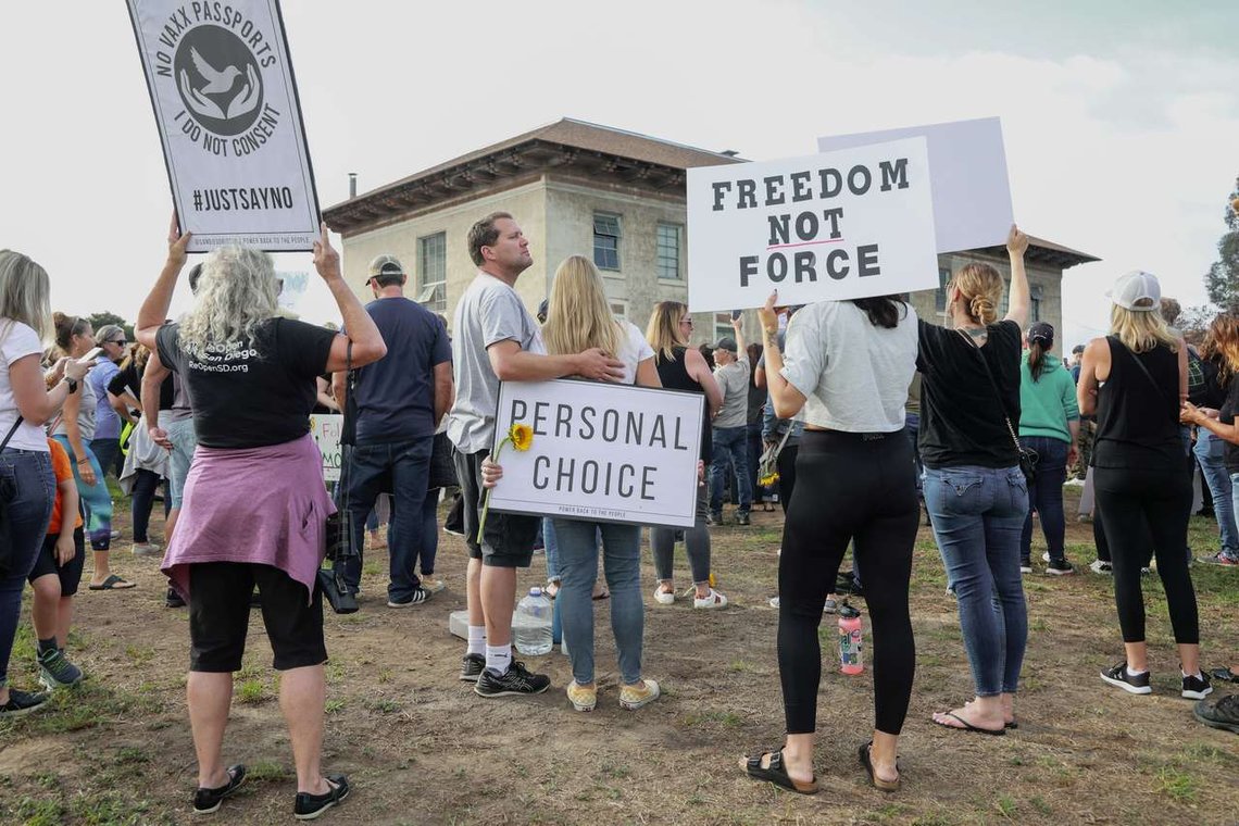 Tusenvis av foreldre protesterer mot at California innfører vaksinetvang på skolene helt ned til 7. trinn. Vedtaket vil ramme barn ned i 12 års alder. Foto: Sandy Huffaker/ Getty Images/ AFP Tusenvis av foreldre protesterer mot at California innfører vaksinetvang på skolene helt ned til 7. trinn. Vedtaket vil ramme barn ned i 12 års alder. Foto: Sandy Huffaker/ Getty Images/ AFP
