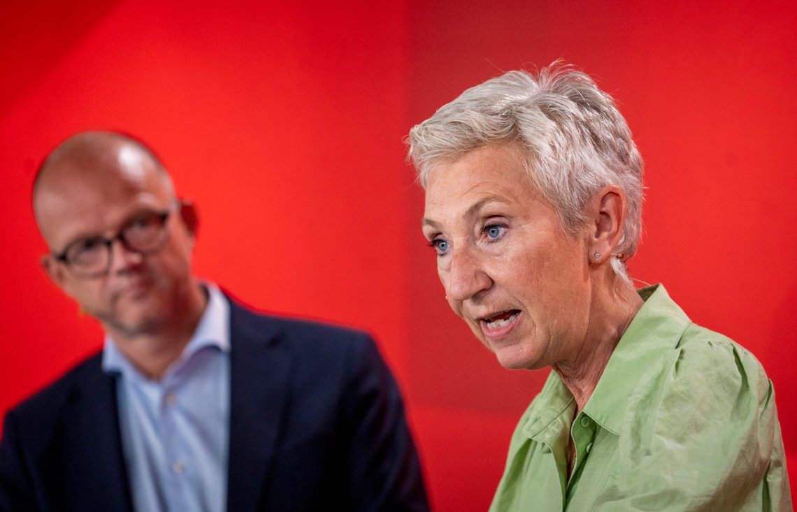 LO-leder Peggy Hessen Følsvik og NHO-sjef Ole Erik Almlid er tradisjonelt motstandere. Men begge organisasjonene går "all in" på det grønne skiftet. Foto: Ole Berg-Rusten / NTB LO-leder Peggy Hessen Følsvik og NHO-sjef Ole Erik Almlid er tradisjonelt motstandere. Men begge organisasjonene går "all in" på det grønne skiftet. Foto: Ole Berg-Rusten / NTB