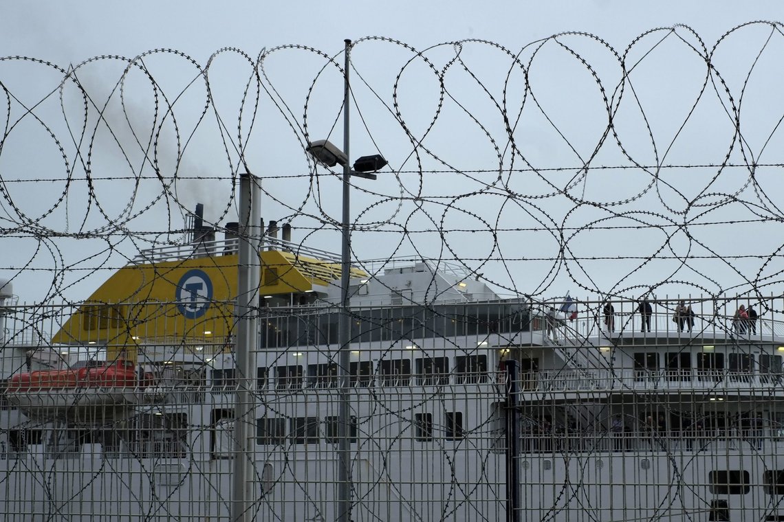 Et piggtrådgjerde kontrollerer området rundt havnen i Dieppe, ettersom mange migranter begynte å sette opp en ny provisorisk leir langs de stormrammede klippene nær havnen i Nord-Frankrike i 2016. En gruppe på rundt 150 albanske migranter etablerte en leir nær den engelske kanalen og håpet å krysse inn i Storbritannia. Foto: Michel Spingler / AP Photo / NTB Et piggtrådgjerde kontrollerer området rundt havnen i Dieppe, ettersom mange migranter begynte å sette opp en ny provisorisk leir langs de stormrammede klippene nær havnen i Nord-Frankrike i 2016. En gruppe på rundt 150 albanske migranter etablerte en leir nær den engelske kanalen og håpet å krysse inn i Storbritannia. Foto: Michel Spingler / AP Photo / NTB