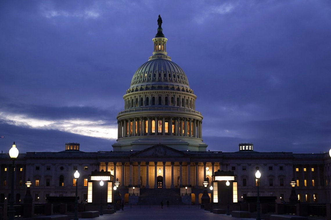 Senatet er enige om en avtale som hever det amerikanske gjeldstaket og gjør at statsgjelda kan betales fram til desember. Finansdepartementet hadde advart mot at USA kom til å stå uten penger til å håndtere den enorme gjelda om gjeldstaket ikke ble hevet innen 18. oktober. Foto: J. Scott Applewhite / AP / NTB Senatet er enige om en avtale som hever det amerikanske gjeldstaket og gjør at statsgjelda kan betales fram til desember. Finansdepartementet hadde advart mot at USA kom til å stå uten penger til å håndtere den enorme gjelda om gjeldstaket ikke ble hevet innen 18. oktober. Foto: J. Scott Applewhite / AP / NTB