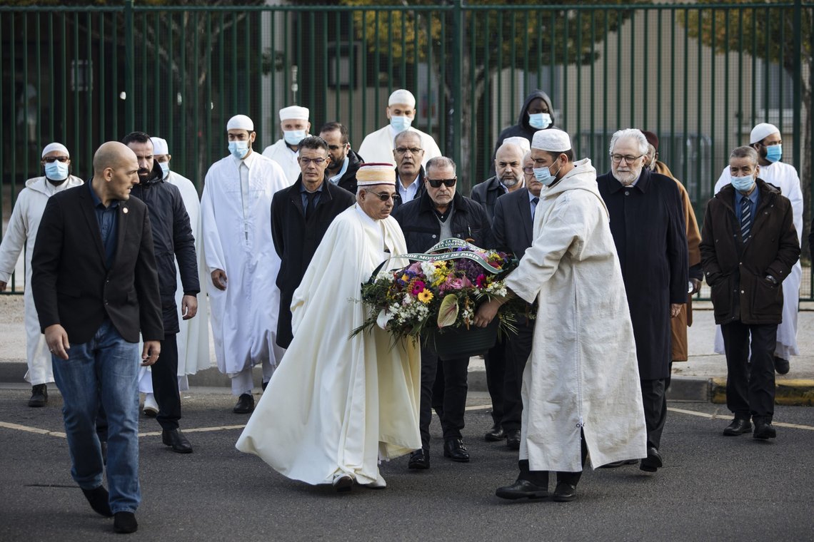 Imamene fra Grand Mosque I Paris legger ned en krans utenfor skolen hvor Samuel Paty underviste på årsdagen for hans død. Paty døde også pga karikaturer, i likhet med Vilks. Det er lett å glemme. Billedtekst: Imams from the Grand Mosque of Paris carry a floral tribute, in front of the school where teacher Samuel Paty worked, in Conflans Sainte Honorine, Friday, Oct.15, 2021. French schools are paying tribute to a teacher beheaded by a radical Islamist last year after he showed caricatures of the prophet of Islam to his class. Samuel Paty, a history and geography teacher, was murdered on Oct. 16 last year near his school in a northwest Paris suburb by an 18-year-old of Chechen origin who had become radicalized. (AP Photo/Lewis Joly) Imamene fra Grand Mosque I Paris legger ned en krans utenfor skolen hvor Samuel Paty underviste på årsdagen for hans død. Paty døde også pga karikaturer, i likhet med Vilks. Det er lett å glemme. Billedtekst: Imams from the Grand Mosque of Paris carry a floral tribute, in front of the school where teacher Samuel Paty worked, in Conflans Sainte Honorine, Friday, Oct.15, 2021. French schools are paying tribute to a teacher beheaded by a radical Islamist last year after he showed caricatures of the prophet of Islam to his class. Samuel Paty, a history and geography teacher, was murdered on Oct. 16 last year near his school in a northwest Paris suburb by an 18-year-old of Chechen origin who had become radicalized. (AP Photo/Lewis Joly)