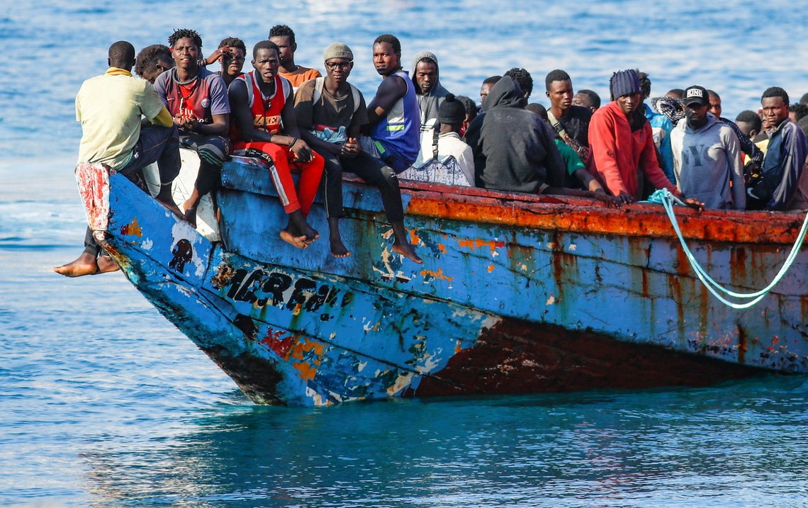 Migranter venter på å få lov til å gå i land utenfor havnen i Arguineguin, Gran Canaria. Bildet er tatt 14. oktober 2021. Foto: REUTERS/ Borja Suarez/ NTB Migranter venter på å få lov til å gå i land utenfor havnen i Arguineguin, Gran Canaria. Bildet er tatt 14. oktober 2021. Foto: REUTERS/ Borja Suarez/ NTB