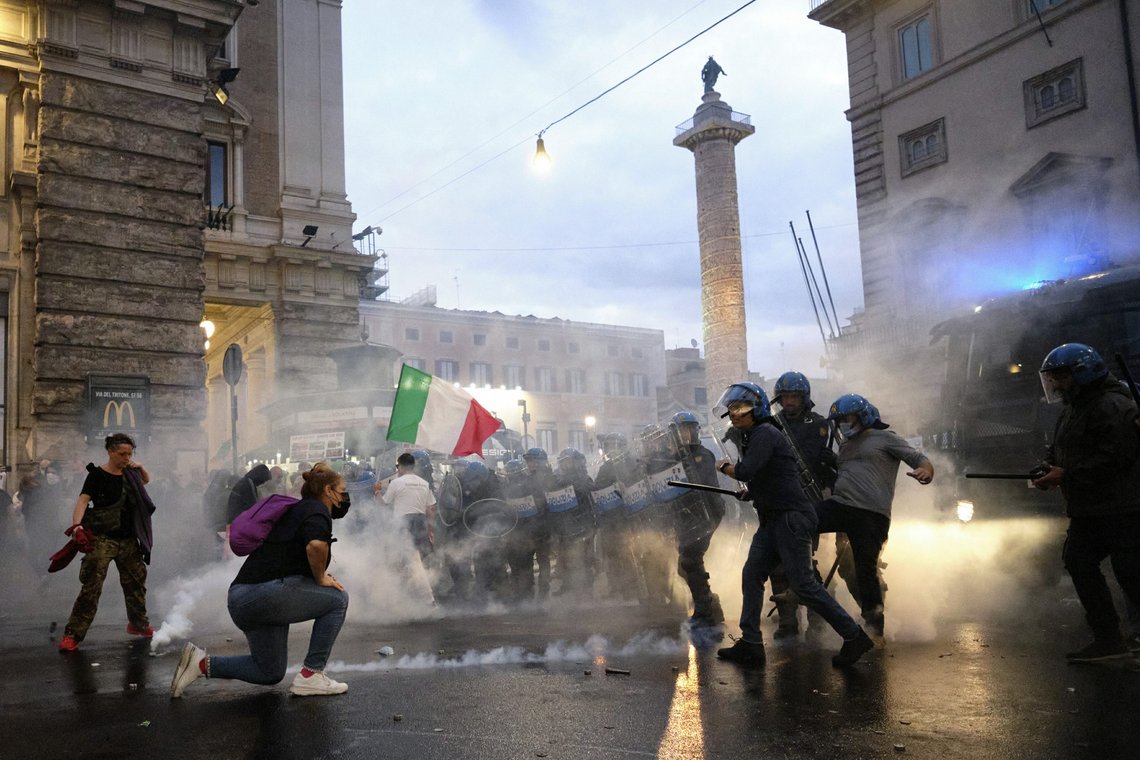 Demonstranter og politiet barket sammen lørdag i Roma. Foto: Mauro Scrobogna/LaPresse via AP / NTB Demonstranter og politiet barket sammen lørdag i Roma. Foto: Mauro Scrobogna/LaPresse via AP / NTB