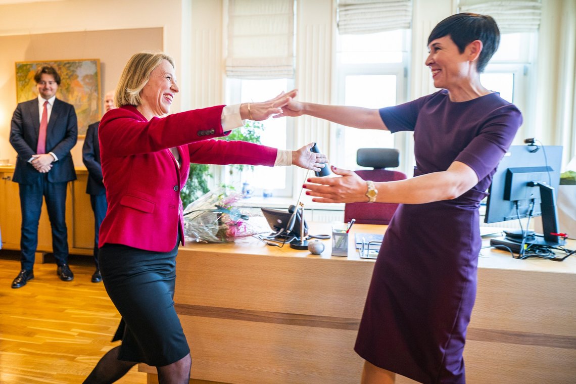 Fryd, fred og fordragelighet mellom påtroppende utenriksminister Anniken Huitfeldt (Ap) og avtroppende utenriksminister Ine Marie Eriksen Søreide (H) under nøkkeloverrekkelsen i Utenriksdepartementet i Oslo torsdag 14. oktober, 2021. Foto: Håkon Mosvold Larsen / NTB Fryd, fred og fordragelighet mellom påtroppende utenriksminister Anniken Huitfeldt (Ap) og avtroppende utenriksminister Ine Marie Eriksen Søreide (H) under nøkkeloverrekkelsen i Utenriksdepartementet i Oslo torsdag 14. oktober, 2021. Foto: Håkon Mosvold Larsen / NTB