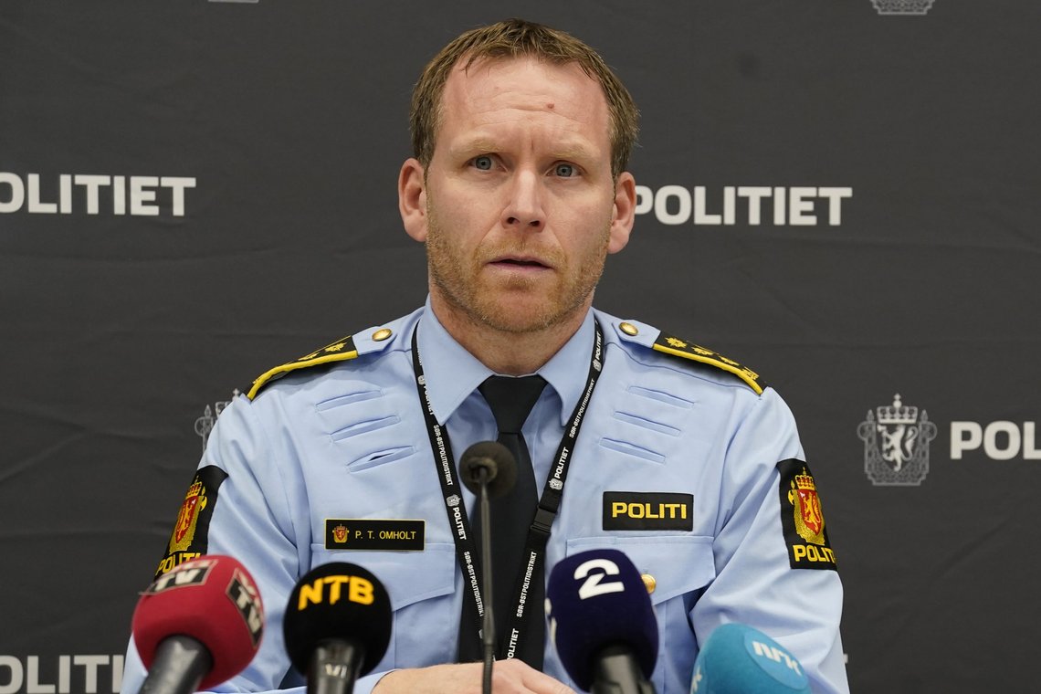 Politiinspektør Per Thomas Omholt redegjorde for utviklingen i drapssaken på Kongsberg mandag ettermiddag. En mann drepte fem personer og skadet tre onsdag kveld. Foto: Terje Bendiksby / NTB Politiinspektør Per Thomas Omholt redegjorde for utviklingen i drapssaken på Kongsberg mandag ettermiddag. En mann drepte fem personer og skadet tre onsdag kveld. Foto: Terje Bendiksby / NTB