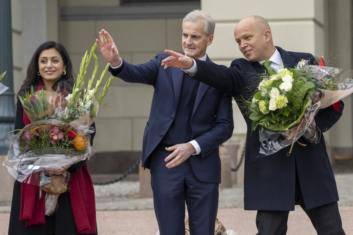 Oslo 20211014.
Statsminister Jonas Gahr Støre (Ap) og finansminister Trygve Slagsvold Vedum (Sp), får blomster på Slottsplassen etter den nye regjeringens første statsråd på slottet. T.v. står arbeids- og inkluderingsminister Hadia Tajik (Ap)
Foto: Heiko Junge / NTB Oslo 20211014.
Statsminister Jonas Gahr Støre (Ap) og finansminister Trygve Slagsvold Vedum (Sp), får blomster på Slottsplassen etter den nye regjeringens første statsråd på slottet. T.v. står arbeids- og inkluderingsminister Hadia Tajik (Ap)
Foto: Heiko Junge / NTB