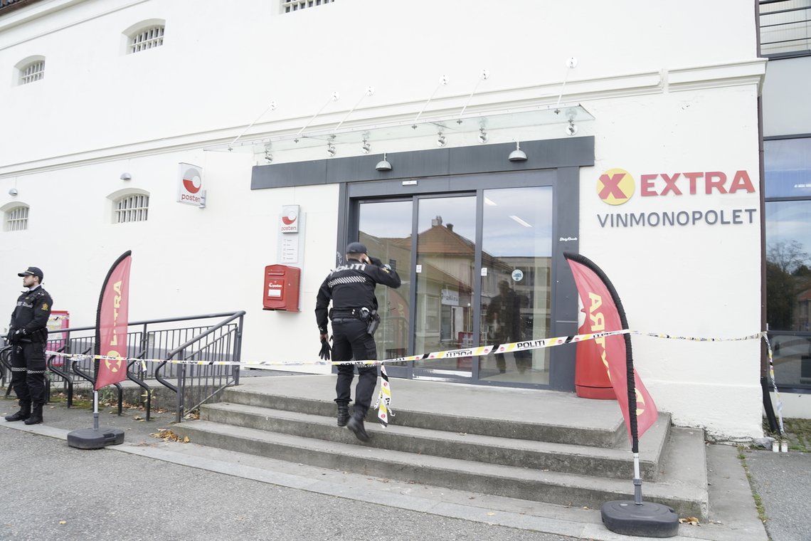 Politisperringer utenfor Coop-butikken i Kongsberg der en mann skjøt folk med pil og bue før han senere forlot stedet og drepte fem mennesker med stikkvåpen et annet sted i byen onsdag forrige uke. Foto: Terje Pedersen / NTB Politisperringer utenfor Coop-butikken i Kongsberg der en mann skjøt folk med pil og bue før han senere forlot stedet og drepte fem mennesker med stikkvåpen et annet sted i byen onsdag forrige uke. Foto: Terje Pedersen / NTB