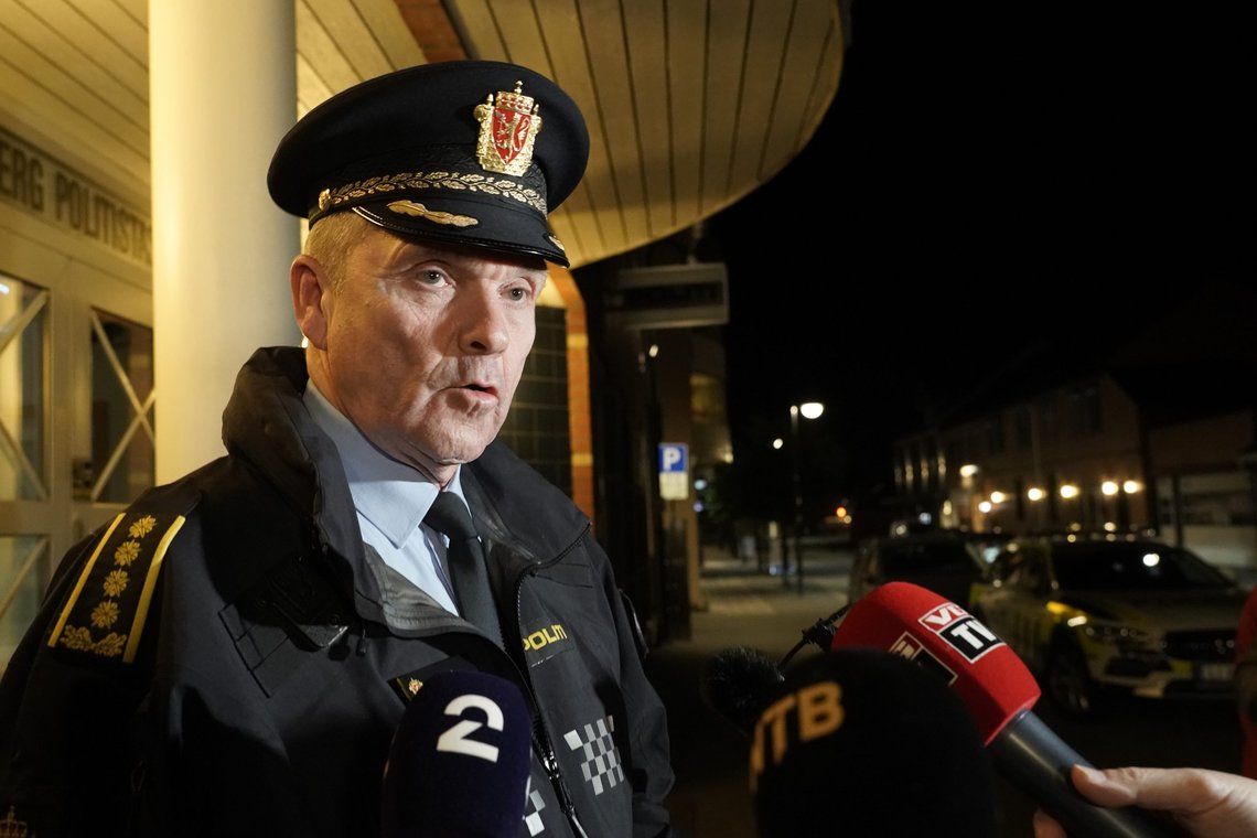 Kongsberg 20211013.
Øyvind Aas, leder i driftsenheten i Buskerud-politiet holder en pressekonferanse etter en alvorlig hendelse i Kongsberg.
Foto: Terje Pedersen / NTB Kongsberg 20211013.
Øyvind Aas, leder i driftsenheten i Buskerud-politiet holder en pressekonferanse etter en alvorlig hendelse i Kongsberg.
Foto: Terje Pedersen / NTB