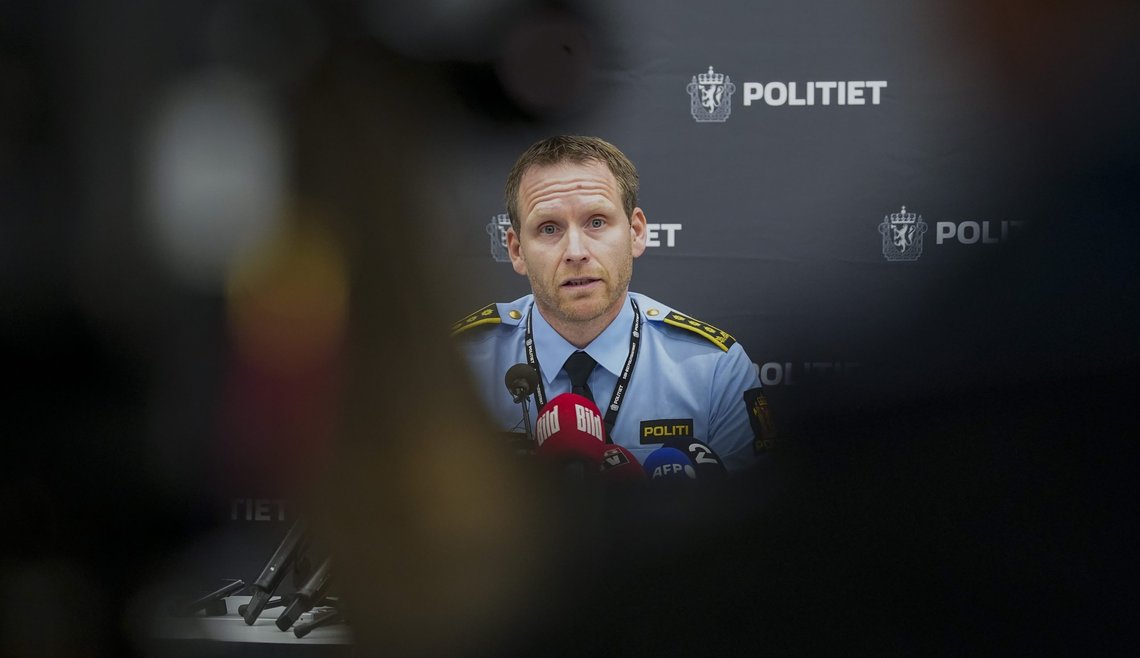 Politiinspektør Per Thomas Omholt under en pressekonferanse om utviklingen i drapsaken på Kongsberg. Der en mann drepte fem personer og skadet tre onsdag kveld.
Foto: Terje Bendiksby / NTB Politiinspektør Per Thomas Omholt under en pressekonferanse om utviklingen i drapsaken på Kongsberg. Der en mann drepte fem personer og skadet tre onsdag kveld.
Foto: Terje Bendiksby / NTB
