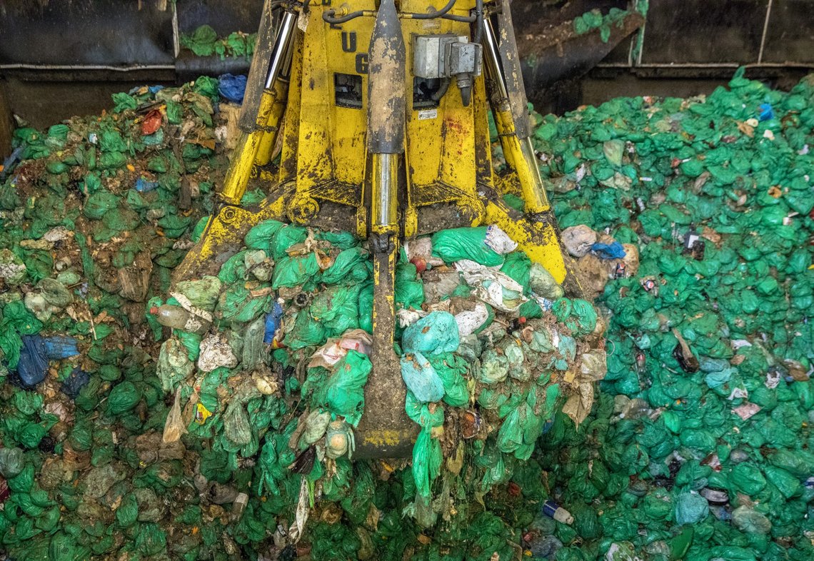 Oslo kommunes biogassanlegg i Nes på Romerike behandler kildesortert matavfall (de grønne plastposene) fra Oslos innbyggere, men nå vurderer kommunen om anlegget skal selges. Foto: Ole Berg-Rusten / NTB Oslo kommunes biogassanlegg i Nes på Romerike behandler kildesortert matavfall (de grønne plastposene) fra Oslos innbyggere, men nå vurderer kommunen om anlegget skal selges. Foto: Ole Berg-Rusten / NTB