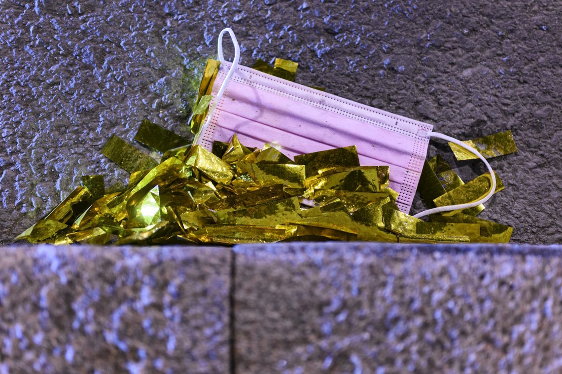 Munnbind sammen med konfettirester i Oslo den helgen som de siste nasjonale koronarestriksjonene ble opphevet. Foto: Naina Helén Jåma / NTB Munnbind sammen med konfettirester i Oslo den helgen som de siste nasjonale koronarestriksjonene ble opphevet. Foto: Naina Helén Jåma / NTB
