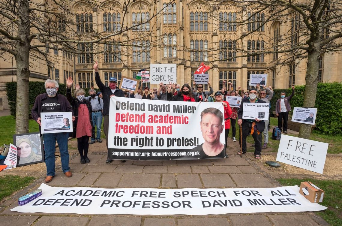 Selv i Labour finnes det folk som er opptatt av ytringsfriheten. Her fra en demonstrasjon til støtte for professor David Miller's akademiske frihet i mars. En av arrangørene bak protesten var Labour Campaign for Free Speech. Men kun 50 personer møtte opp. Miller fikk sparken for uttalelser som i ekte Labour-ånd fremsto som antisemittiske. Men også antisemitter bør ha ytringsfrihet. Foto: Simon Chapman /LNP /Shutterstock /NTB Selv i Labour finnes det folk som er opptatt av ytringsfriheten. Her fra en demonstrasjon til støtte for professor David Miller's akademiske frihet i mars. En av arrangørene bak protesten var Labour Campaign for Free Speech. Men kun 50 personer møtte opp. Miller fikk sparken for uttalelser som i ekte Labour-ånd fremsto som antisemittiske. Men også antisemitter bør ha ytringsfrihet. Foto: Simon Chapman /LNP /Shutterstock /NTB