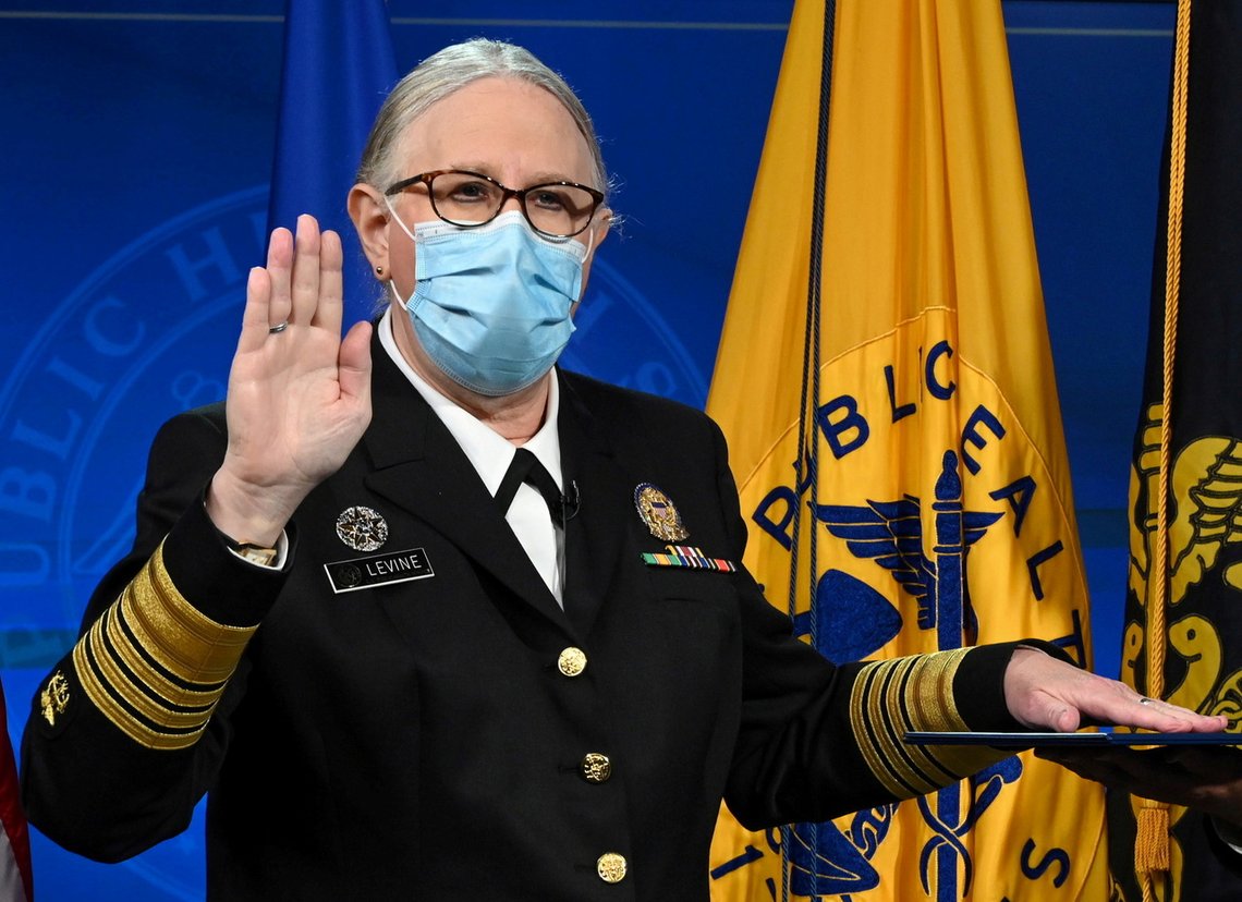 Sivilisten Rachel Levine er utnevnt til USAs første transkjønnede firestjernes offiser. Ikke alle er like begeistret over den bisarre utnevnelsen. Foto: Chris Smith/U.S. Department of Health & Human Services/ Reuters /NTB Sivilisten Rachel Levine er utnevnt til USAs første transkjønnede firestjernes offiser. Ikke alle er like begeistret over den bisarre utnevnelsen. Foto: Chris Smith/U.S. Department of Health & Human Services/ Reuters /NTB