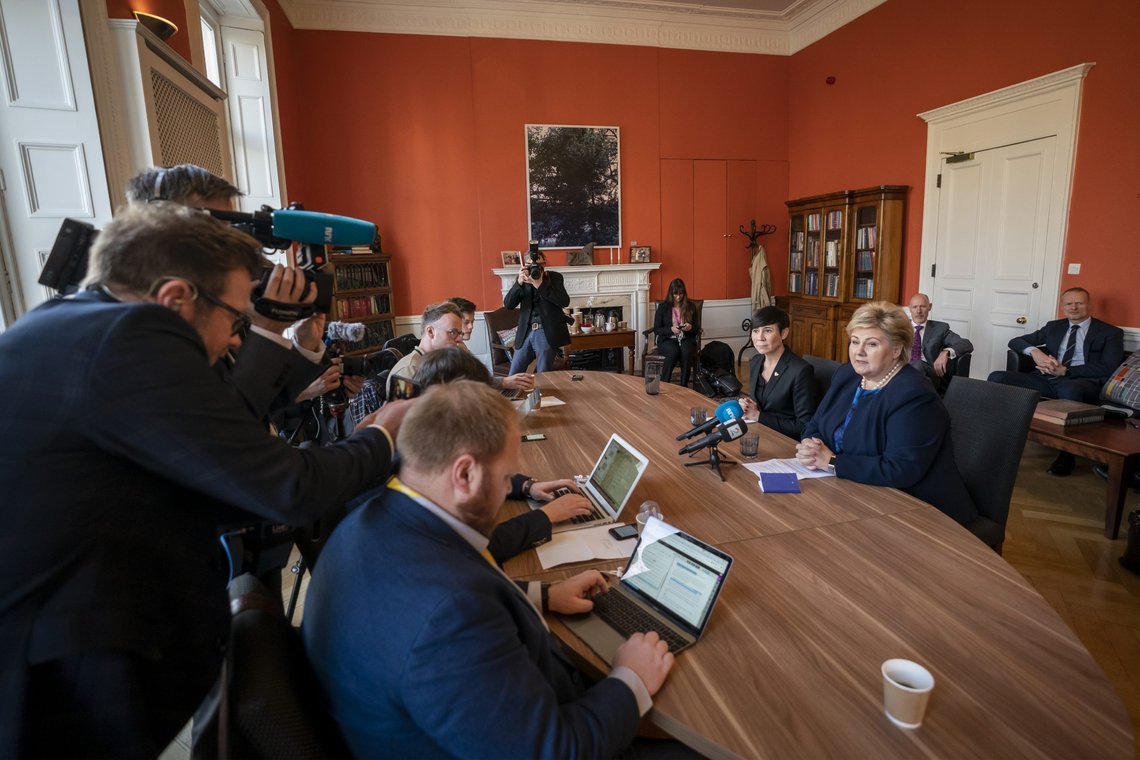 London 20191203.
Statsminister Erna Solberg og utenriksminister Ine Eriksen Søreide møter norsk presse i den norske ambassaden i London i forkant av NATO toppmøte.
Foto: Heiko Junge / NTB London 20191203.
Statsminister Erna Solberg og utenriksminister Ine Eriksen Søreide møter norsk presse i den norske ambassaden i London i forkant av NATO toppmøte.
Foto: Heiko Junge / NTB