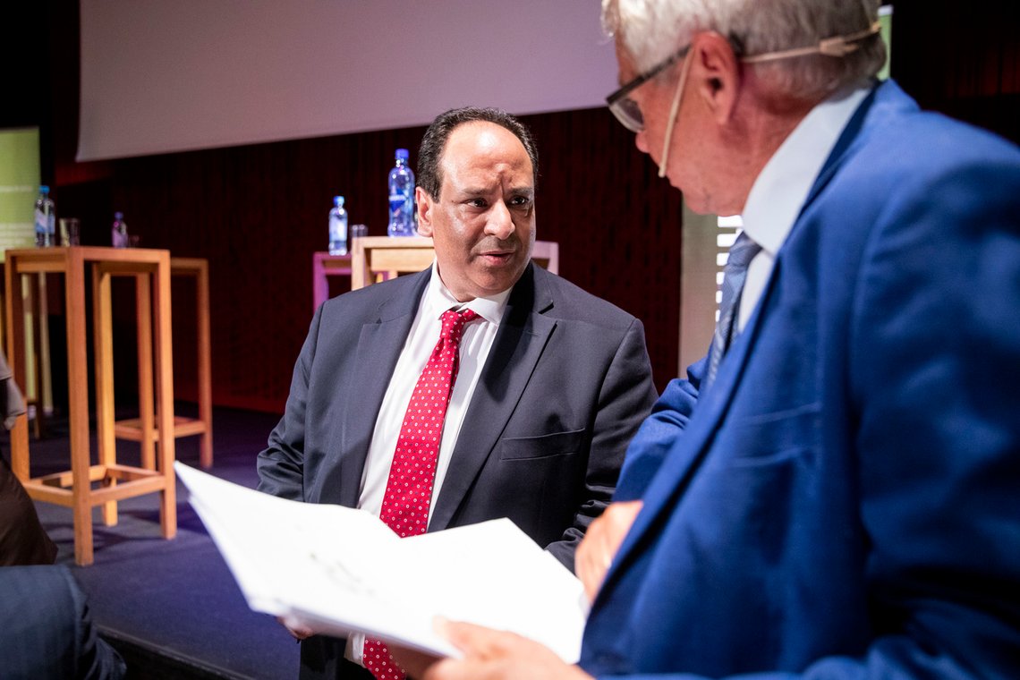 Aamir Javed Sheikh og Kjell Magne Bondevik under konferansen om hvordan bekjempe hat og diskriminering. Konferansen ble arrangert av Stiftelsen Dialog for fred i samarbeid med Muslim World League. Foto: Tore Meek / NTB Aamir Javed Sheikh og Kjell Magne Bondevik under konferansen om hvordan bekjempe hat og diskriminering. Konferansen ble arrangert av Stiftelsen Dialog for fred i samarbeid med Muslim World League. Foto: Tore Meek / NTB