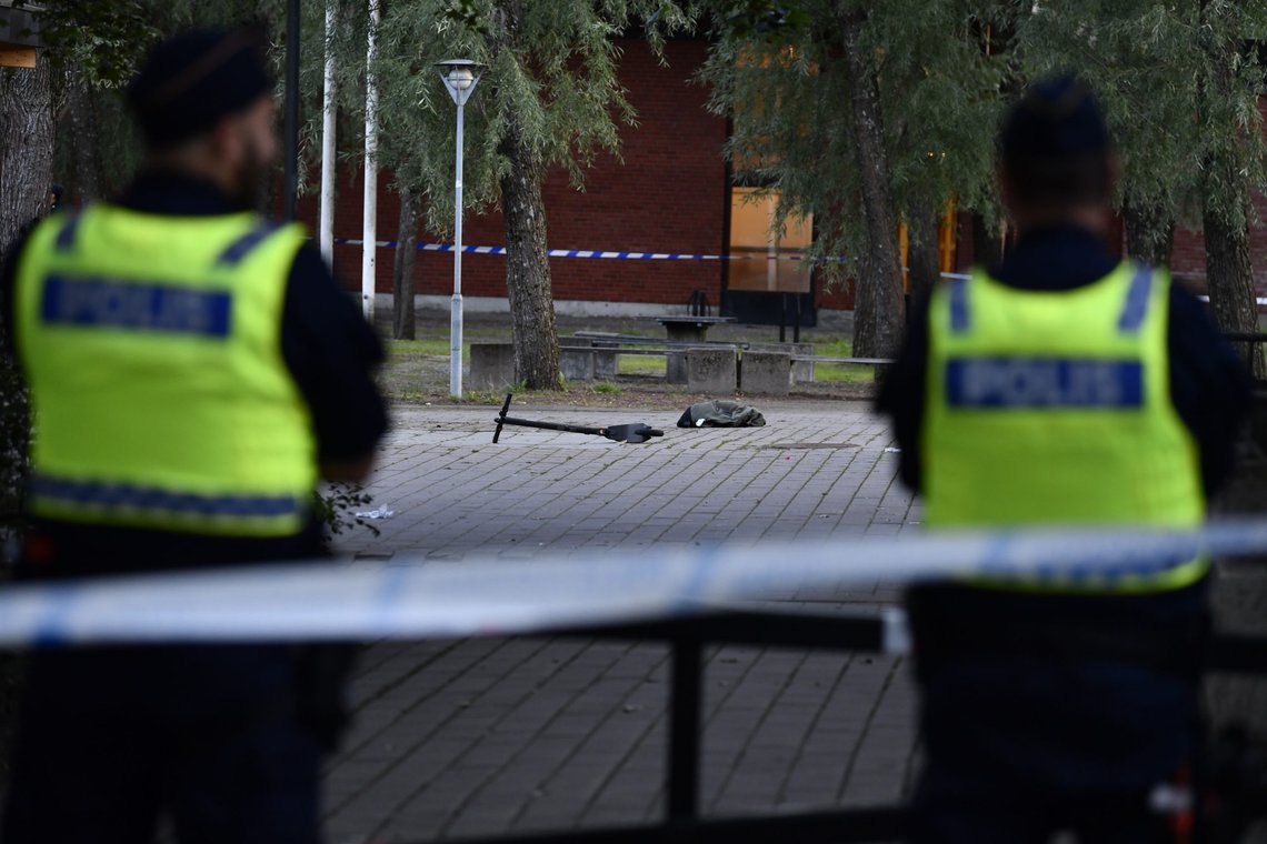 Politi på plass i Tensta på Järva nord i Stockholm der minst en person ble truffet av skudd sist tirsdag. Foto: Pontus Lundahl / TT / NTB Politi på plass i Tensta på Järva nord i Stockholm der minst en person ble truffet av skudd sist tirsdag. Foto: Pontus Lundahl / TT / NTB