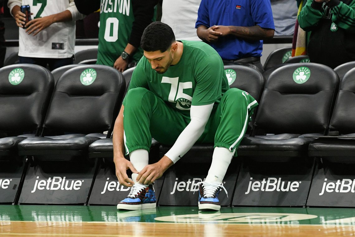 NBA-stjernen Enes Kanter ifører seg Nike-sko med bønn om at uighurene i Kina frigis fra slaveleirene. Foto: Brian Fluharty /USA TODAY Sports/ NTB NBA-stjernen Enes Kanter ifører seg Nike-sko med bønn om at uighurene i Kina frigis fra slaveleirene. Foto: Brian Fluharty /USA TODAY Sports/ NTB
