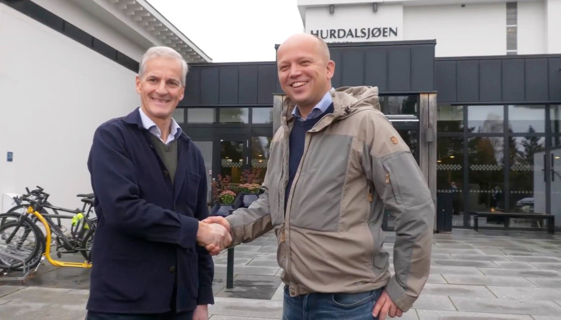 Jonas Gahr Støre og Trygve Slagsvold Vedum møter pressen i Hurdal, etter at forhandlingene er ferdig og de er enige om å danne regjering sammen.
NB!! Sjerkmdump fra video
Foto: Fredrik Hagen / NTB Jonas Gahr Støre og Trygve Slagsvold Vedum møter pressen i Hurdal, etter at forhandlingene er ferdig og de er enige om å danne regjering sammen.
NB!! Sjerkmdump fra video
Foto: Fredrik Hagen / NTB