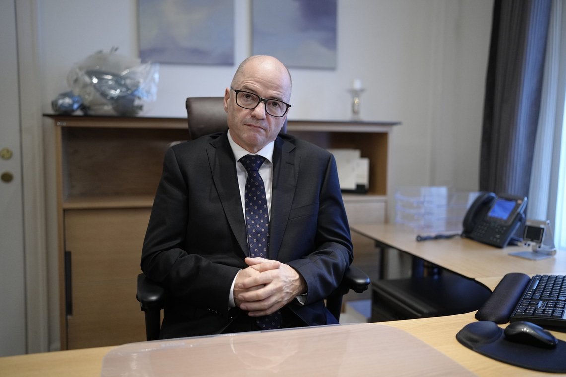 Senterpartiets Odd Roger Enoksen er forsvarsminister i den nye Ap-Sp-regjeringen. Her er han på plass i Forsvarsdepartementet etter regjeringsskiftet. Foto: Fredrik Hagen / NTB Senterpartiets Odd Roger Enoksen er forsvarsminister i den nye Ap-Sp-regjeringen. Her er han på plass i Forsvarsdepartementet etter regjeringsskiftet. Foto: Fredrik Hagen / NTB