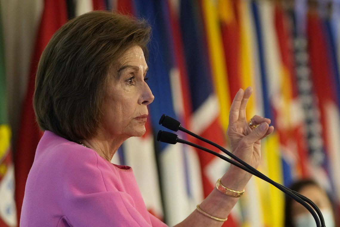 Nancy Pelosi på NATOs parlamentarikerforsamling i Lisboa mandag 11. oktober. Pelosi er gjennomkorrupt. Hennes formue har steget fra en beskjeden familieøkonomi til over 300 millioner dollar på noen år. De skammer seg ikke over å bruke innsideinformasjon til å skumme emisjoner. Foto: Armando Franca/AP/NTB Nancy Pelosi på NATOs parlamentarikerforsamling i Lisboa mandag 11. oktober. Pelosi er gjennomkorrupt. Hennes formue har steget fra en beskjeden familieøkonomi til over 300 millioner dollar på noen år. De skammer seg ikke over å bruke innsideinformasjon til å skumme emisjoner. Foto: Armando Franca/AP/NTB
