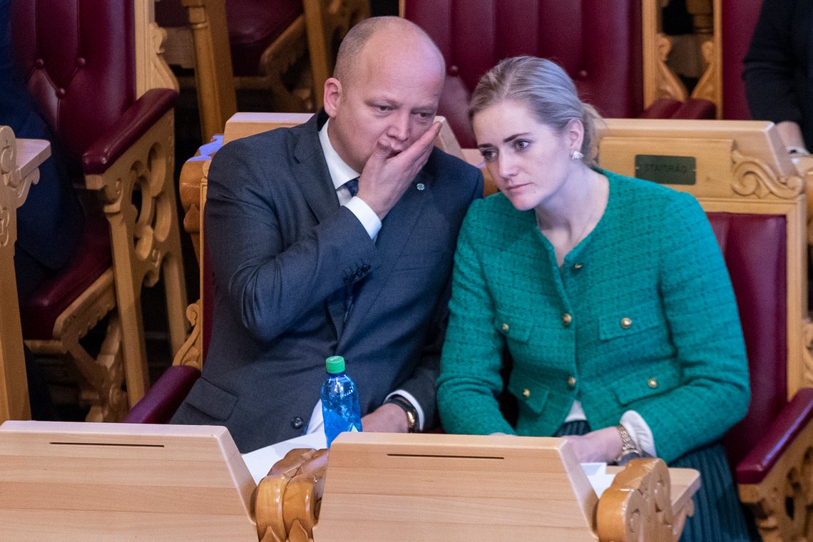 Finansminister Vedum i samtale med justisminister Emilie Enger Mehl. Begge kommer fra gård, men har kanskje glemt hvem som stemte Senterpartiet inn i regjering. Foto: Javad Parsa / NTB Finansminister Vedum i samtale med justisminister Emilie Enger Mehl. Begge kommer fra gård, men har kanskje glemt hvem som stemte Senterpartiet inn i regjering. Foto: Javad Parsa / NTB