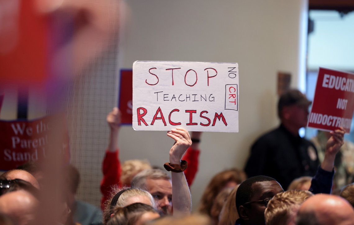 Foreldre i Loudoun County protesterer mot at deres barn skal lære at de er født rasister på skolen. Foto: REUTERS/ Evelyn Hockstein/ NTB Foreldre i Loudoun County protesterer mot at deres barn skal lære at de er født rasister på skolen. Foto: REUTERS/ Evelyn Hockstein/ NTB