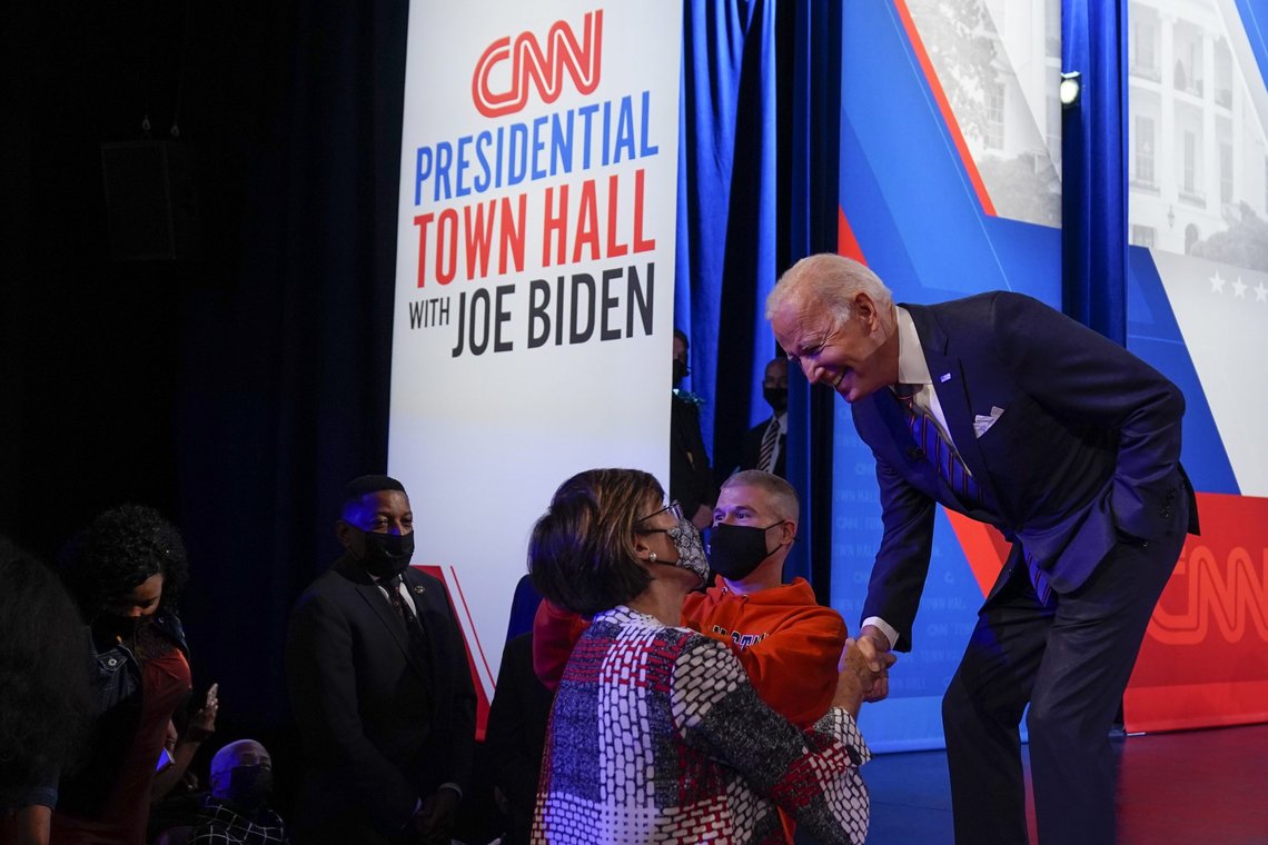 President Joe Biden hilste på folk i forsamlingen under en pause av CNNs folkemøte i Baltimore torsdag kveld. Foto: Evan Vucci / AP / NTB President Joe Biden hilste på folk i forsamlingen under en pause av CNNs folkemøte i Baltimore torsdag kveld. Foto: Evan Vucci / AP / NTB